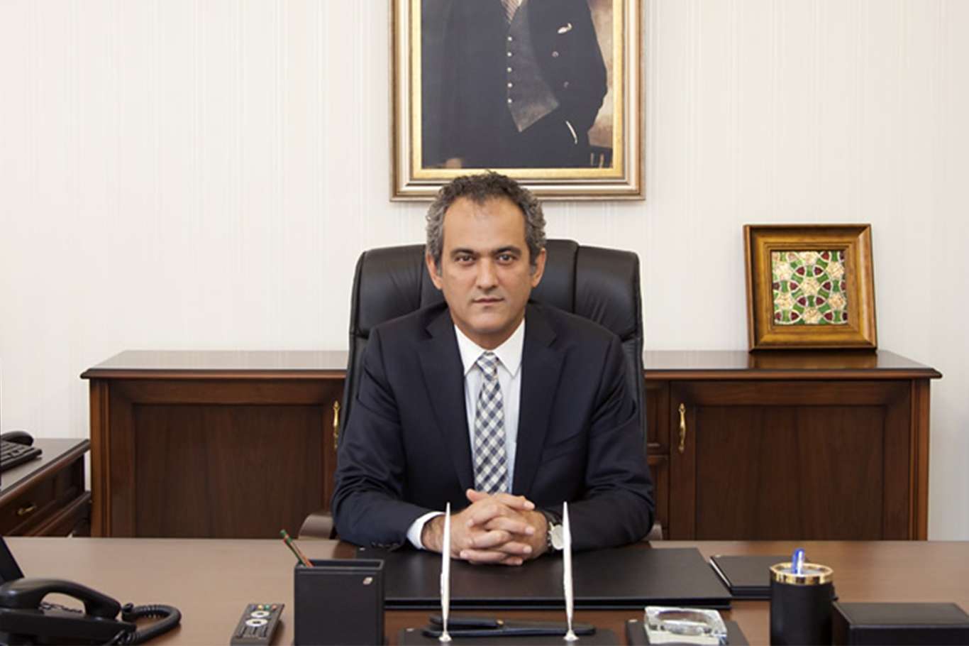 Milli Eğitim Bakanı Ziya Selçuk'un yerine Bakan Yardımcısı Mahmut Özer atandı Milli Eğitim Bakanı Ziya Selçuk'un yerine Bakan Yardımcısı Mahmut Özer atandı